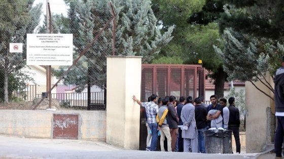 Incendio al centro di accoglienza di Caltanissetta, indagine sui migranti