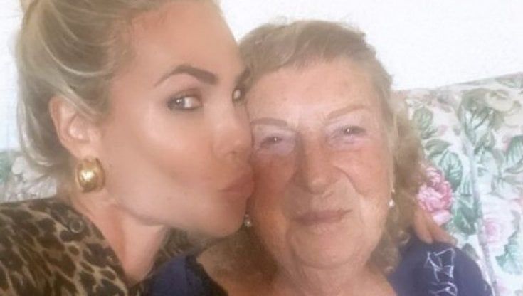 Ilary Blasi, Ferragosto al paesino dei nonni: "A Frontone direttamente dal safari". E tra le storie spunta il gatto Dior che vomita