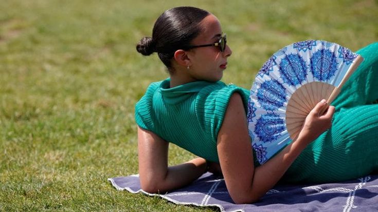Caldo record, sette giorni a 38 gradi: otto sopra la media. E la Francia posticipa la maturità
