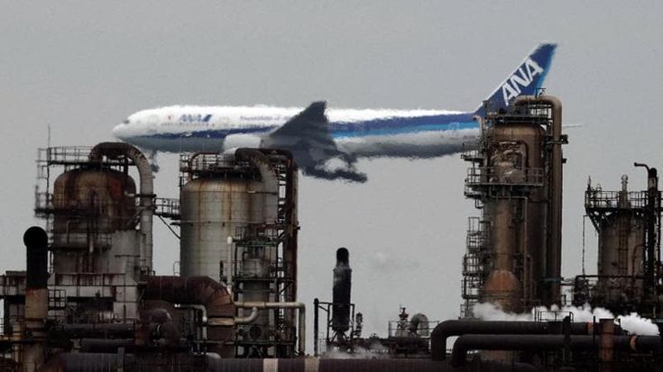Caro carburanti, la tempesta perfetta nei cieli: voli cancellati e prezzi alle stelle