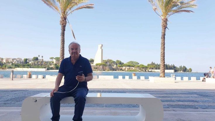 Brindisi, sulle nuove panchine si può ricaricare il cellulare: sono smart e alimentate a pannelli solari