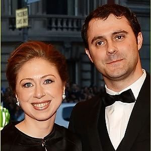 Il marito di Chelsea Clinton inciampa sui guai della Grecia