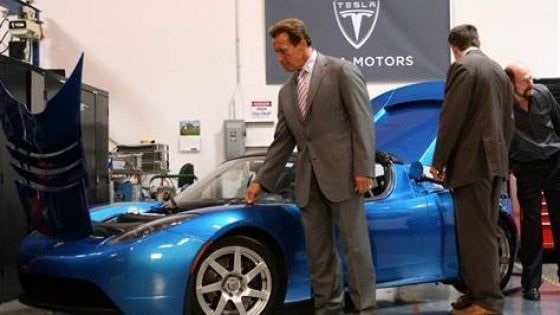 Arnold Schwarzenegger presta una Tesla a Greta Thunberg per il tour in Usa