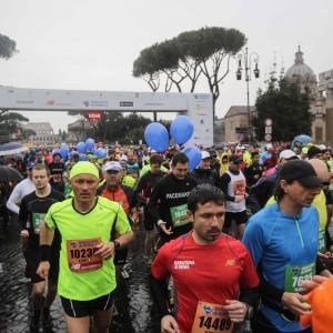 Atletica, Maratona di Roma a Degefa. In 80 mila sotto la pioggia 