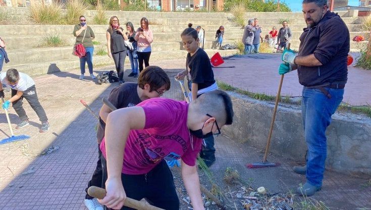 Palermo, la comunità dello Sperone pulisce l'ex centro sociale diventato discarica