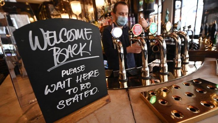 Nove milioni di pinte in un giorno: così il Regno Unito festeggia la riapertura totale dei pub