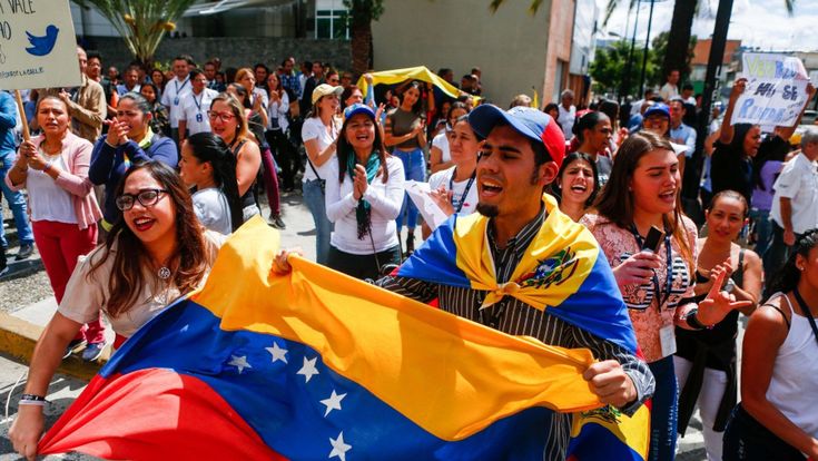 Venezuela, cinquemila piazze per Guaidó, che ora aspetta le sanzioni contro Maduro