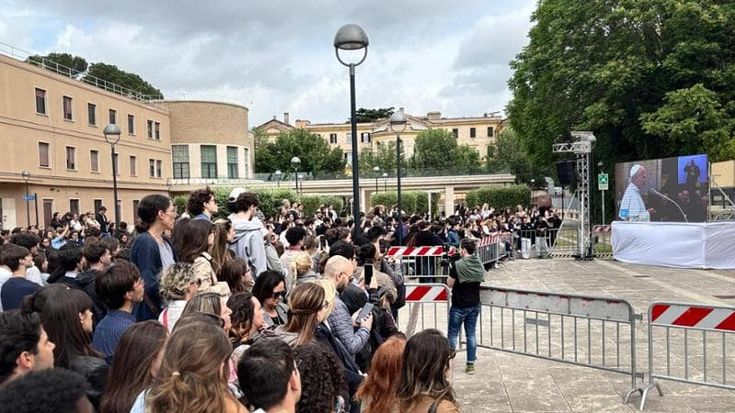 Leone XIV alla Sapienza 18 anni dopo il caso Ratzinger. “Soldi per le armi sottratti all’educazione”