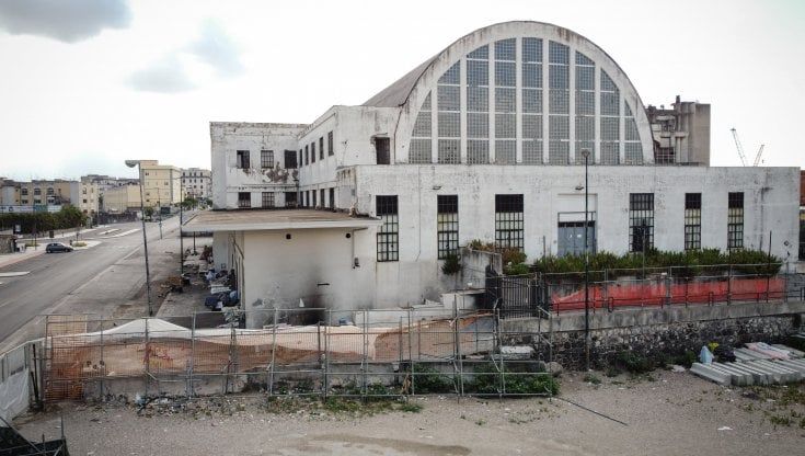 Ex Mercato Ittico, degrado e rifiuti: in strada la tendopoli dei senzatetto