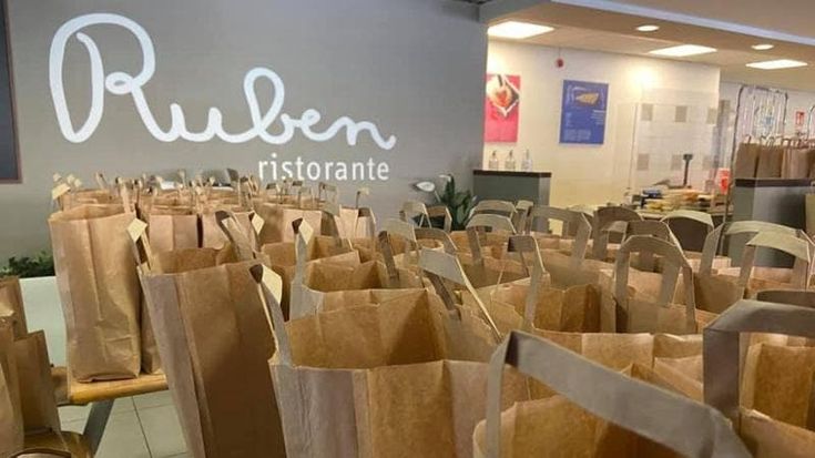 Rubén, 10 anni di cene solidali a Milano. Vecchioni: “Anche qui c’è chi muore di fame”