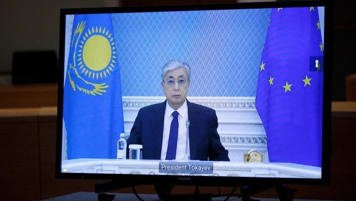Kazakistan, il presidente Tokayev: "Entro dieci giorni via le truppe russe". E critica Nazarbayev