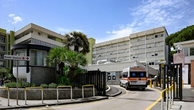 Paziente tenta di strangolare operatrice dell'ospedale Cardarelli di Napoli