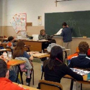 Scuola, il governo vuole assumere 80 mila precari