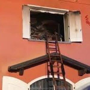Mantova, la madre del bambino ucciso dal padre nell'incendio della casa: “Nessuno mi ha aiutato”