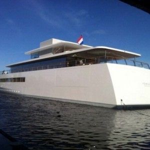Ostia, vacanze romane per gli eredi di Steve Jobs a bordo del mega yacht