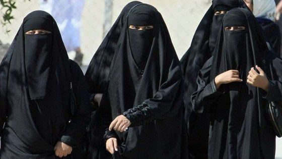 Arabia Saudita "Mio padre mi maltratta": la denuncia di un'altra giovane donna