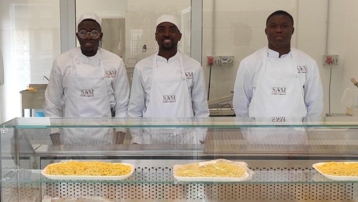 In Calabria adesso c'è la pasta Sam: il sogno realizzato di tre amici arrivati con i barconi dalla Libia