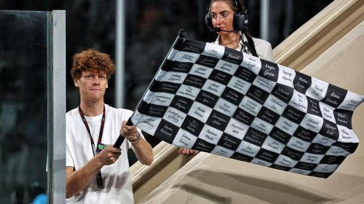 Sinner al Gp di Abu Dhabi, segue la gara e sventola la bandiera a scacchi