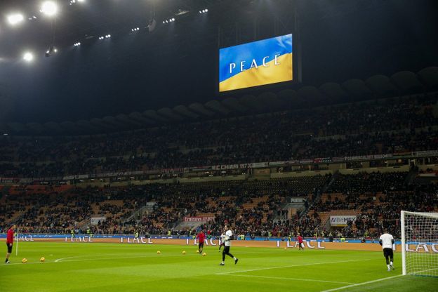 Milan-Inter, maglie con la bandiera dell'Ucraina per il riscaldamento dei rossoneri