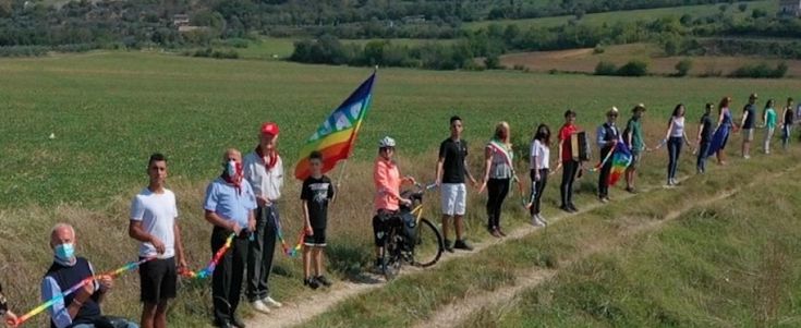 PerugiAssisi, la lunga catena umana per la pace e contro le nuove ingiustizie da Covid