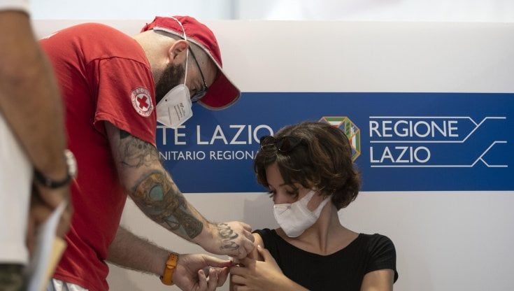 Super Green Pass sul lavoro ma il governo pensa anche all’obbligo di vaccino per gli over 18