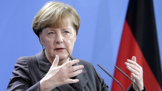 La lotta Merkel-Schaeuble e la rivolta dei falchi di Berlino: "Basta con il ricatto italiano"