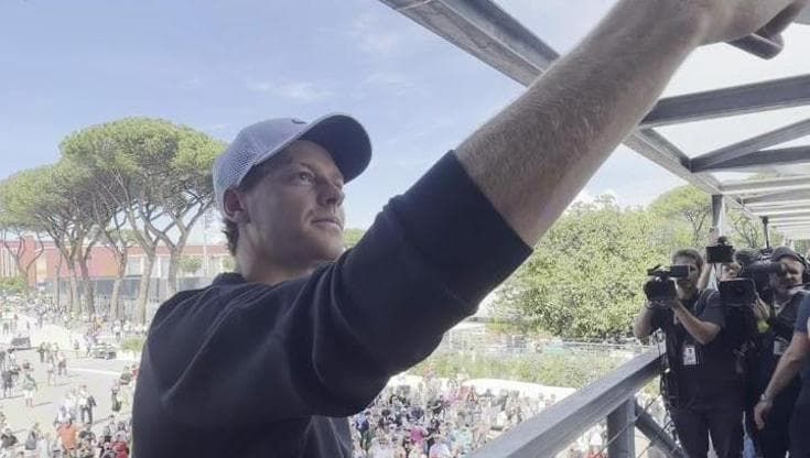 Sinner re del Foro Italico: selfie con il pubblico e allenamento sold out