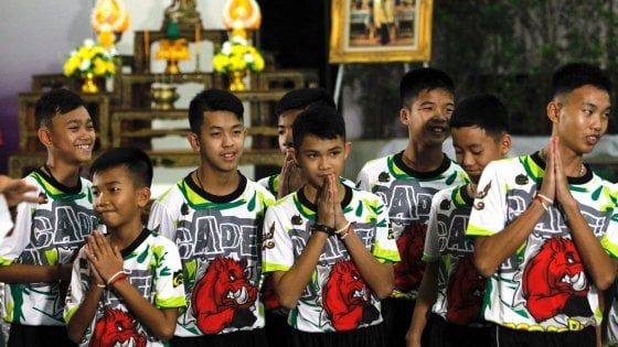 Thailandia, il racconto dei ragazzi intrappolati nella grotta: "Salvi per un miracolo"