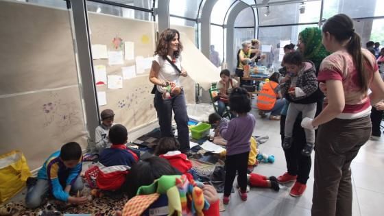 Profughi: spazzolini e uova sode, a Milano quintali di aiuti in stazione: "Eccesso di solidarietà"