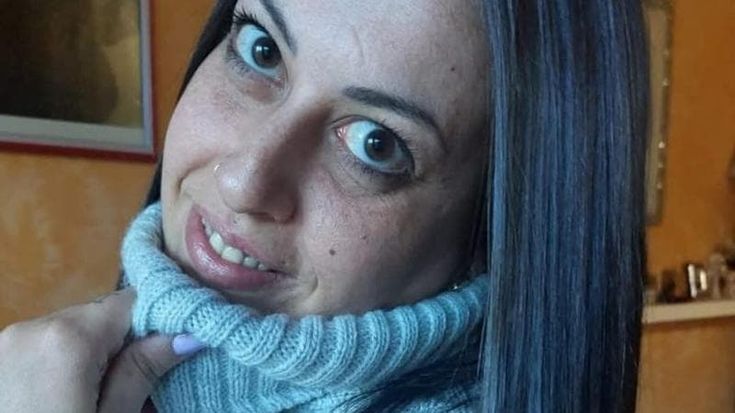 Emanuela Ruggeri, lacrime e rabbia al funerale della giovane trovata morta. Il padre: “Chi sa parli”