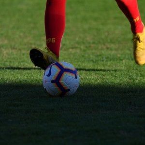 Al bar nell'intervallo, torna ubriaco e fuma in campo: 5 giornate di squalifica