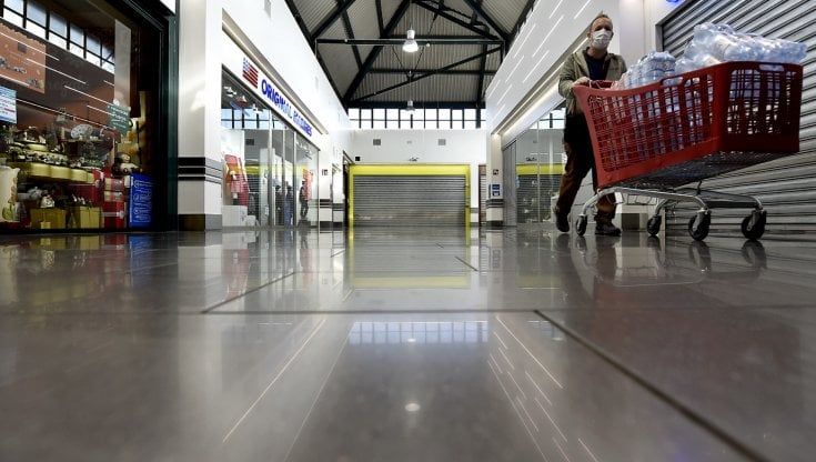 Parma, scattata la chiusura dei negozi nei centri commerciali 