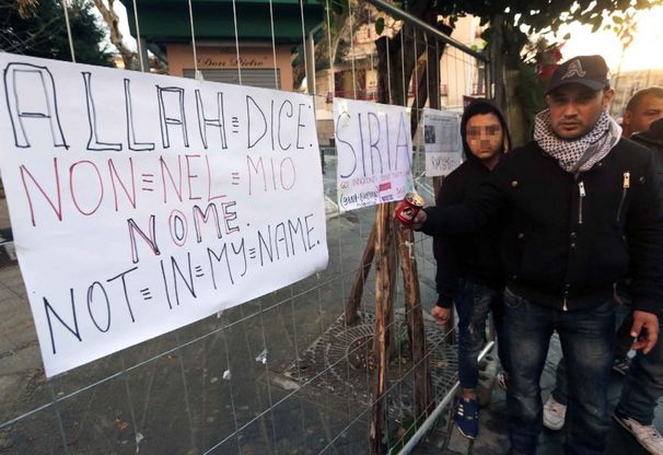 Campania, la comunità musulmana in piazza contro i terroristi dell'Is 