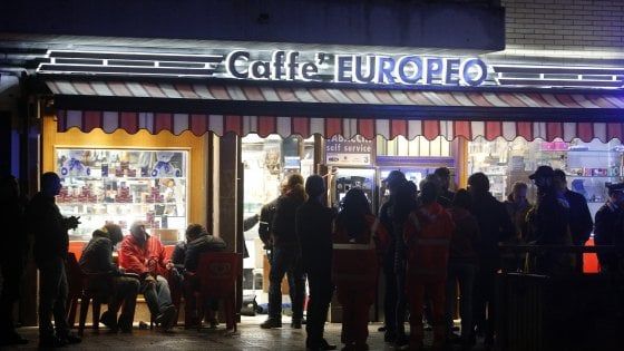 Roma, rapina con sparatoria in un bar-tabacchi: muore bandito di 69 anni, ferito il titolare cinese