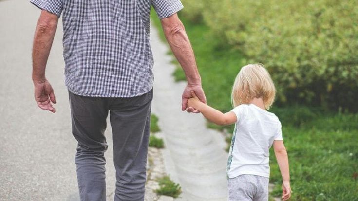 Manovra, detrazioni per i nonni che pagano scuola e sport ai nipoti: la proposta di Noi Moderati