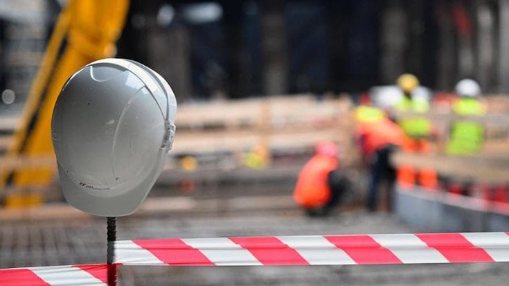 Milano, travolto da un bancale da cinque quintali carico di finestre: gravissimo operaio di 47 anni