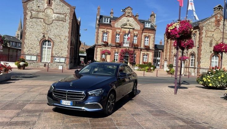 In Normandia con la Mercedes E 300. Quasi all'antica, e sempre con gusto