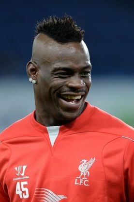 Balotelli ci riprova: baffo e cresta per ripartire
