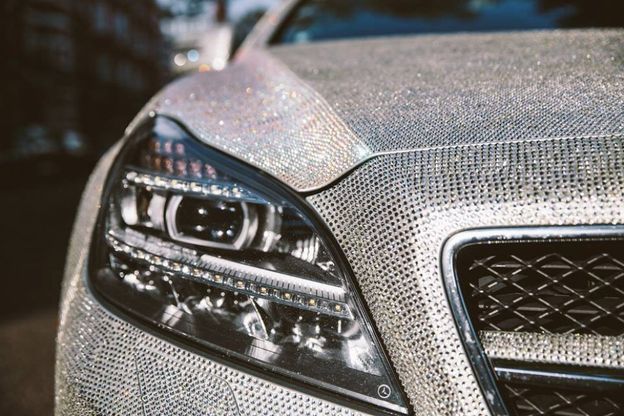 La Mercedes brilla: &egrave; coperta da 1 milione di cristalli Swarovski