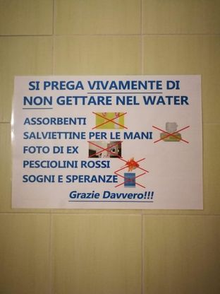 "Non gettare nel water foto degli ex, sogni e speranze", il messaggio in un ristorante di Foggia