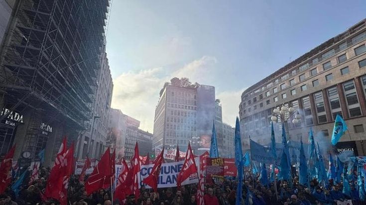 Sciopero generale, a Milano migliaia in piazza contro il governo. E il corteo ricorda Ramy Elgaml