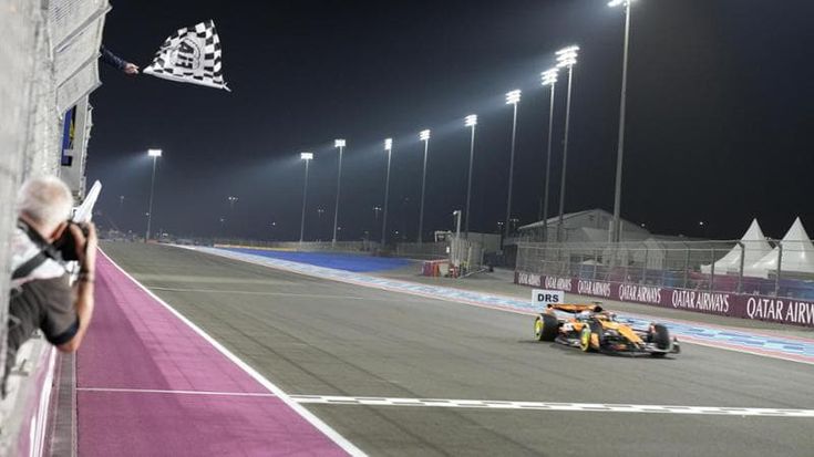 Piastri domina la Sprint del Qatar. Russell e Norris sul podio, Verstappen 4°. Male le Ferrari