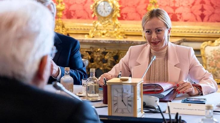 Granchio blu, chip, intercettazioni, taxi: in due decreti pre-vacanze Meloni infila un po’ di tutto. E ignora i ripetuti moniti di Mattarella