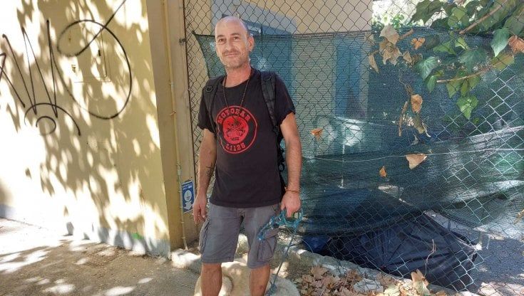 La storia di Christian: "Ho perso la casa e ora vivo in tenda in piazza D'Azeglio"