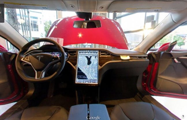 Tesla, vendere auto diventa uno show