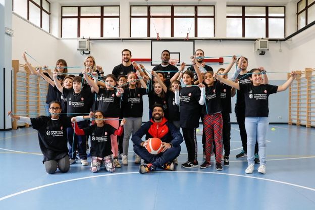 Basket, i giocatori dell'Olimpia maestri di eccezione alle elementari