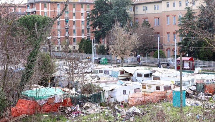 Bologna, a due passi dall'ospedale Maggiore è sorta una favela: camper, immondizia a cielo aperto, ferraglia