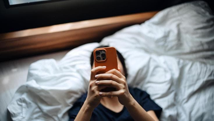 “Sto sprecando tempo”. Perché siamo prigionieri del senso di colpa digitale