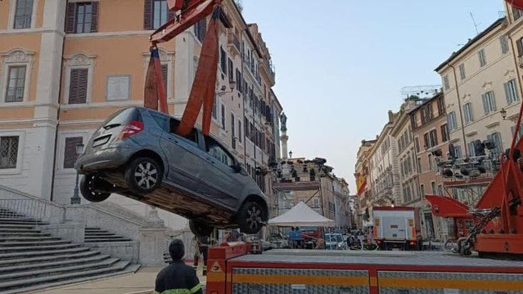 Trinità dei Monti, la richiesta dei consiglieri: “Dissuasori per evitare le auto sulle scale”