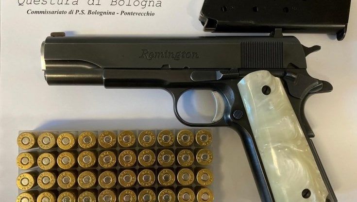 Bologna, punta la pistola a un passante che ha la mascherina abbassata